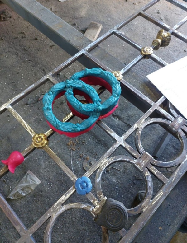 Вот так выглядят металлические детали ворот, восстанавливаемых по проекту "АСМ Групп". Ворота в Приоратский парк должны быть восстановлены и установлены до конца года.