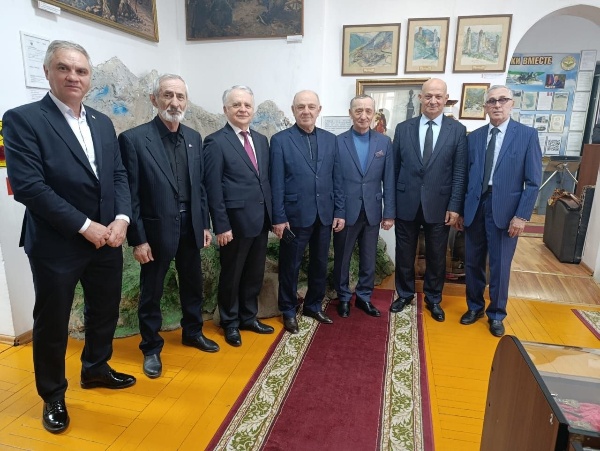 21 апреля 2026 г. в Ингушском государственном музее краеведения имени Тугана Мальсагова прошла торжественная церемония передачи представителями  Института археологии Кавказа четвертой части артефактов, обнаруженных в 2018 г. во время реконструкции федеральной автодороги «Кавказ» в Гамурзиевском административном округе.              

Археологические раскопки почти шесть лет хранились в Институте археологии Кавказа, и за это время была проведена колоссальная работа по их изучению, описанию и картографии.   

На мероприятии присутствовали Председатель Правительства Республики Ингушетия Сластенин В. В., депутат Народного Собрания Цороев А.Х., Министр культуры и туризма республики Льянова З. И., представители Института археологии Кавказа, руководители Комитета Государственной охраны объектов культурного наследия Кодзоев Т.У. и Джейрахско-Ассинского музея-заповедника Сампиев А.А., доцент кафедры истории Ингушского Государственного Университета, профессор Мужехоева Э.Д., руководитель франко-ингушского исследовательского центра в париже, профессор Университета Сорбонны Иса Боков, исследователь, археолог, заместитель директора Археологического центра имени Е. Крупнова Умалат Гадиев, исследователи материальной культуры Ингушетии, этнографы, общественные деятели ИГО «Дзурдзуки», преподаватели вузов, художники, краеведы, студенты, а также люди, не равнодушные к истории ингушского народа.

В 2018 году в районе Гамурзиево велось расширение федеральной трассы «Кавказ». Вскоре обычные строительные работы повлекли за собой настоящую археологическую экспедицию. За это время под землёй были обнаружены целые города (или скорее то, что от них осталось – городища), скифские курганы с предметами древнего быта: глиняные сосуды, бронзовые и золотые украшения и даже загадочные останки людей с деформированными черепами.      

Гамурзиевское городище — это историческое поселение в Назрановском районе Ингушетии.  Руины древнего поселения занимают обширную территорию — примерно 10 тысяч квадратных метров.

Всего, во время раскопок было обнаружено более 4000 предметов глубокой старины, относящиеся, со слов специалистов, к Кобанской культуре и Аланской эпохе.

Все выступавшие сошлись во мнении, что найденные экспонаты представляют большой научный интерес для истории и культуры республики и что их изучение позволяет по-новому взглянуть на торговые и культурные связи древних племен, населявших территорию Ингушетии, а также уточнить временные рамки их существования.

Директор Института археологии Кавказа Бияслан Атабиев отмечает, что значимость этих находок выходит далеко за пределы Кавказа: «Керамические сосуды, произведения ювелирного искусства, имеющиеся среди передаваемых артефактов, дают представление о торговых путях, о торговых экономических связях, об уровне социально-экономического развития общества…»

Вчера сотрудниками Института археологии Кавказа была доставлена коллекция орнаментированных золотых, серебряных и бронзовых украшений, которые будут храниться в специальном банковском хранилище с соблюдением всех условий температурного режима.  

Передача артефактов ингушскому народу состоялась благодаря совместной работе руководителей Комитета Государственной охраны объектов культурного наследия Кодзоева Т. У., Джейрахско-Ассинского музея-заповедника Сампиева А. А., краеведческого музея Сагова М.З. и директора Института археологии Кавказа Бияслана Атабиева,  которые еще в конце 2023 года пришли к взаимному соглашению о возвращении находок  на свою историческую родину.