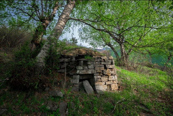 Если почитать все открытые источники по Северному Кавказу, то максимальная информация представлена по Городу мертвых "Цой-Педе" в Чечне, Городу мертвых "Фардык-Кешене" в Кабардино-Балкарии и конечно же Городу мертвых "Даргавс" в Северной Осетии, как "самому крупному комплексу такого типа на Северном Кавказе", насчитывающему 95 склепов.

Почему практически нигде не упоминается "Шоанский город мертвых", расположенный в труднодоступной горной части Ингушетии и реально являющийся самым крупным склеповым комплексом Северного Кавказа? 

Команда "АСМ Групп" закончила работы по изучению и выявлению склепов на "Шоанском городе мертвых". В существующем Реестре объектов культурного наследия почему-то находятся всего 76 склепов. Специалисты "АСМ Групп" выявили на "Шоанском городе мертвых" еще 175 исторических памятников, обладающих признаками объектов культурного наследия, среди которых 2 святилища, 169 склепов и 4 стелы.

"АСМ Групп" направляет в Комитет по охране объектов культурного наследия Ингушетии 175 заявлений о включении выявленных объектов в Реестр вновь выявленных объектов культурного наследия Ингушетии. Надеемся, что в течение 90 рабочих дней еще 175 объектов юридически станут выявленными объектами культурного наследия Российской Федерации и займут свое достойное место среди других уникальных памятников страны. "АСМ Групп" готово оказать всю дополнительную необходимую помощь, чтобы юридически защитить уникальные склепы "Шоанского города мертвых".

Работы выполняются при полной поддержке Благотворительного фонда "САФМАР".