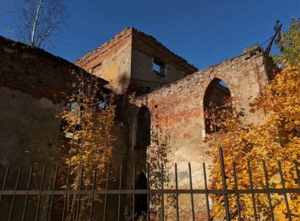 Государственный музей-заповедник "Царское Село" официально пригласил команду "АСМ Групп" на участие в конкурсе на разработку концепции реставрации и приспособления "Китайского театра", расположенного в Александровском парке Царского Села.

"Китайский театр", спроектированный великим Антонио Ринальди в 1777 году, был построен под руководством Ильи Неелова в 1779 году. Черты экзотики привносили загнутые кверху на китайский манер углы кровли и пестрый карниз. В интерьере театра китайскую тему продолжали золотистый шелковый занавес и подборка привозного декоративно-прикладного искусства. Ложи были пышно украшены деталями из цветного картона, а фоном для них служила блестящая фольга. При оформлении плафона, сцены и лож использовались фигуры китайцев, драконов и знаки зодиака.

В 1914-1930-х годах театр пустовал. 15 сентября 1941 года во время обстрела города здание театра сгорело и до сих пор не восстанавливалось.

Команда "АСМ Групп" заходит на конкурс в дуэте с одной из уважаемых компаний Объединения Архитектурных Мастерских Санкт-Петербурга.