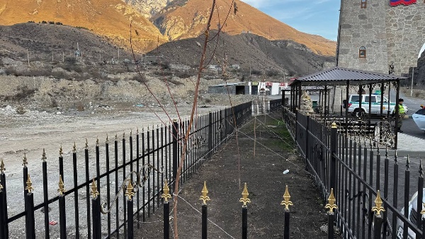 Программа «Формирование современной городской среды на территории Республики Ингушетия на 2018–2030 годы» направлена на улучшение качества жизни населения и сохранение уникальности региона. Одним из ключевых проектов является благоустройство улицы Льянова возле пограничного поста «Фуртоуг».

Работы включают укладку прочной и эстетичной тротуарной плитки, установку удобных беседок для отдыха, озеленение территории деревьями и кустарниками, а также монтаж современного уличного освещения. Эти меры создают комфортные условия для прогулок и способствуют повышению уровня экологической культуры среди местных жителей и туристов.

Благодаря данному проекту улица приобретает новый облик, становится привлекательной и безопасной в любое время суток, что способствует развитию туристической инфраструктуры и улучшению общего впечатления от посещения Ингушетии.