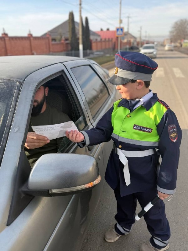 A preventive campaign called “Driver, let pedestrians cross!” was held in the village of Ali-Yurt. 

Employees of the State Traffic Police of the Ministry of Internal Affairs of Ingushetia and young traffic inspectors from local school No. 1 conducted explanatory work with drivers.

The participants in the campaign urged drivers to strictly observe traffic rules when passing pedestrian crossings, especially near educational institutions and in residential areas.

Traffic inspectors talked about the need to slow down before crosswalks and be more attentive to children and the elderly.