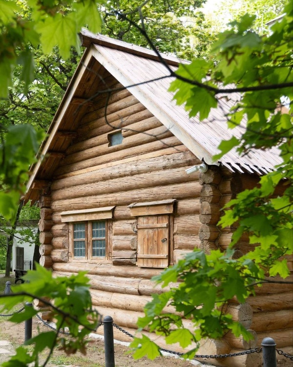 В музее-заповеднике Коломенское после реставрации открыли Домик Петра I.

В 1702 году его построили русские плотники и голландские корабельные мастера в устье Северной Двины. В 1877 году он был перенесен в Архангельск, а в 1934 - в Коломенское. 

Специалисты отремонтировали наружные стены деревянного сруба и декоративные элементы, печную трубу и кровлю. В интерьерах заменили полы. Также проведен ремонт инженерных систем.