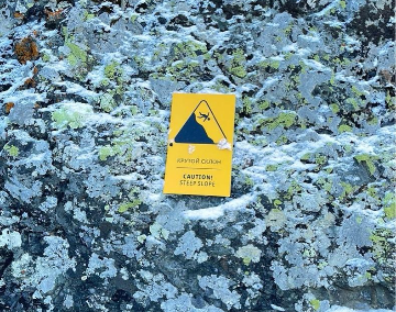 Знак «Осторожно! Крутой склон»