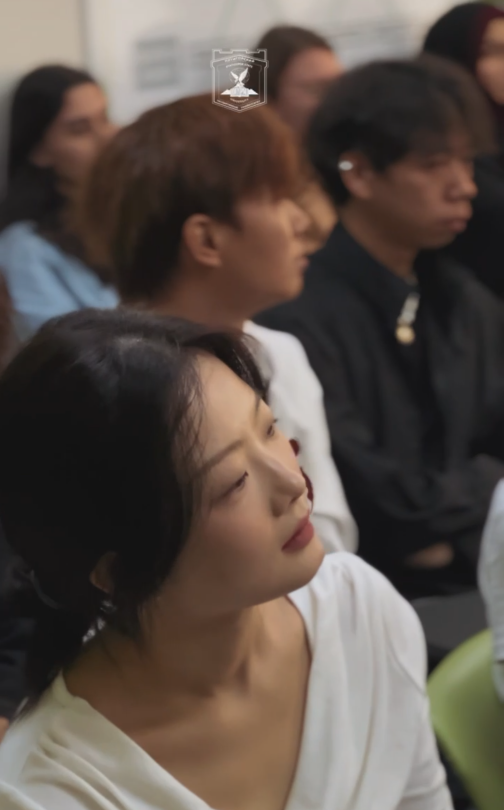 Иностранные студенты Центра международного образования провели яркий концерт «Золотая осень».

Во время мероприятия звучали стихи русских классиков, песни на разных языках, а также видеосюжеты об осени в странах участников. 

Студенты разгадывали осенние загадки, участвовали в викторине, рисовали пейзажи и создавали гербарии.

Особенно трогательным стало видео-приветствие выпускников из Алжира, Турции и Кубы. Праздник объединил всех любовью к осени, творчеству и русскому языку. 