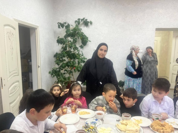 В Доме культуры с.п. Ляжги прошел вечер отдыха на тему «Семейные ценности ингушского народа». Гостями вечера стали работники и учащиеся начальной школы. 

Харсиева Радимхан и Оздоева Эсет, которые пришли на мероприятие с внуками, поделились своими семейными традициями, рассказали о том, как изменились с их детства ингушские семейные традиции и обычаи, почему это происходит, что осталось прежним. 

Учителя провели с детьми познавательную беседу о традиционных семейных ценностях ингушей, их роли в сохранении культурного кода, и важности их передачи из поколения в поколение. Ученики вспоминали ингушские легенды, в которых упоминаются семейные традиции и обычаи, отгадывали загадки, повторяли пословицы о семье.

После беседы, следуя традиции гостеприимства, работники Дома культуры пригласили гостей к столу, где было подготовлено застолье. Они рассказали детям о традиции рассадки гостей и культуре поведения за столом. Встреча проходила в тёплой дружественной обстановке, за чашкой чая.