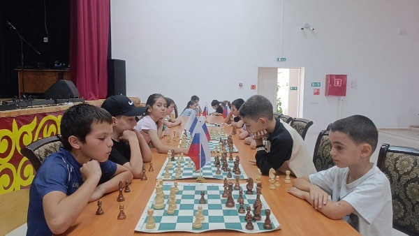 В Сунженском районном Доме культуры прошёл шахматно‑шашечный блиц‑турнир, приуроченный ко Дню Государственного флага Российской Федерации. В соревнованиях приняли участие 15 человек.

Мероприятие открыл заместитель председателя районного Совета депутатов Хаваш Албаков. В рамках программы руководитель кружка «Школа шахматистов» Саламхан Тимеркеев представил презентацию «Давность игр в шахматы и шашки», рассказав об истории и правилах игр.

По итогам турнира в шахматах первое место заняла Малика Тимеркеева, второе — Мухамад Эльдиев, третье — Сулейман Тимеркеев. В шашках победителем стал Мухамад Тебов, серебряным призёром — Хусен Мусхаджиев, бронзовым — Халид Хашиев.


