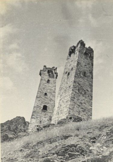 Институт археологии Российской академии наук передал историкам "АСМ Групп" археологические отчеты М.Б.Мужухоева, где среди страниц обнаружены уникальные снимки 1971 года Башенного комплекса "Башни двух жен" в горной Ингушетии.