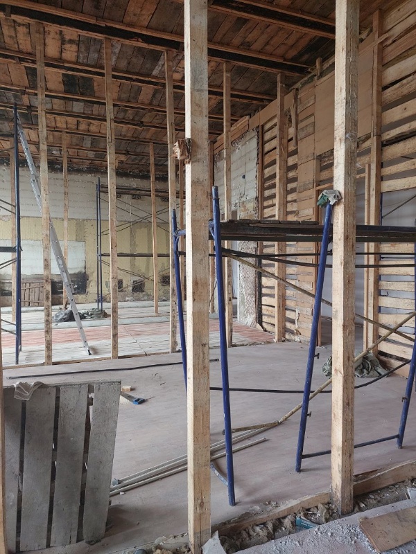 Одновременно начаты исследовательские и демонтажные работы на здании факультета журналистики Московского государственного университета на Моховой улице в Москве. Впереди продолжение фиксации и обследования исторического здания.
