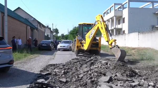 В Назрани началось благоустройство улиц Темирханова, Лесной и Муцольгова.

В городе стартовали работы по обновлению одного из востребованных участков дорожной инфраструктуры — улиц Темирханова, Лесной и Муцольгова общей протяженностью 800 метров.

Этот участок был включен в план дорожных работ на 2026 год по инициативе главы Назрани Руслана Оздоева. Работы проходят в юбилейный для города год — в год 245-летия Назрани.

Обновление территории имеет большое значение для жителей: улицы связывают новые жилые кварталы со старой частью города, одна из них ведет к образовательному учреждению, а ежедневно этим маршрутом пользуются сотни горожан.

Накануне Руслан Оздоев выехал на объект, чтобы оценить начало работ и обсудить с ответственными руководителями ход благоустройства. По итогам осмотра были даны поручения по соблюдению сроков и обеспечению качества выполнения работ.
