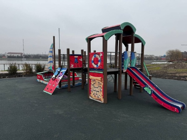 В Назрани открылись новые детские площадки.

В городе появилось больше современных и безопасных мест для детского отдыха:

Парк им. К. Мальсагова — игровой комплекс с возрастными зонами, скамейками и безопасным покрытием.

Зона городского пруда — новая площадка, построенная в рамках федерального конкурса «Малые города и исторические поселения».

Также проведён ремонт одной из существующих площадок.