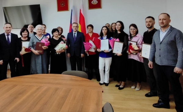 Служение прекрасному: в Ирафском районе чествовали работников культуры.

В АМС Ирафского района состоялось торжественное мероприятие, приуроченное ко Дню работников культуры. Для тех, кто дарит людям радость, хранит традиции и наполняет жизнь яркими красками, прозвучали слова благодарности и были вручены высокие награды.

Глава Ирафского муниципального района Роберт Хамикоев вручил собравшимся Почётные грамоты Главы РСО-Алания Сергея Ивановича Меняйло и от себя лично.

«Ваш труд - это душа нашего района. Спасибо вам за вдохновение, терпение и верность профессии», — отметил Роберт Хамикоев, поздравляя виновников торжества.