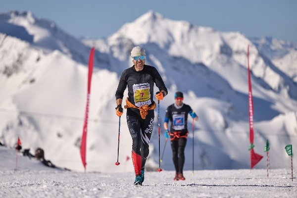 Со 2 по 8 мая на «Эльбрусе» пройдёт фестиваль Red Fox Elbrus Race 2026, 17-й по счёту. 

3 мая состоится индивидуальная гонка по ски-альпинизму. Этот вид спорта дебютировал на Зимней Олимпиаде 2026, где Никита Филиппов — постоянный участник Red Fox Elbrus Race — взял серебро в спринте. Забег на «Эльбрусе» станет заключительным этапом Кубка России и мощным итогом сезона для профессиональных спортсменов.

5 мая — гонка «вертикальный километр», с 2450 до 3450 м. Самый массовый забег фестиваля, этап Кубка России. Скайраннеры должны уложиться в 2 часа. 

7 мая — гонка «скай-марафон», забег на Западную вершину Эльбруса (5642 м). Пройдёт в двух версиях: с поляны Азау (2350 м) и с приюта «Бочки» (3750 м).

Среди участников — представители сборных, победители чемпионатов страны и этапов Кубка мира. Также в рамках общего зачёта могут участвовать спортсмены с любым опытом — во всех трёх стартах.