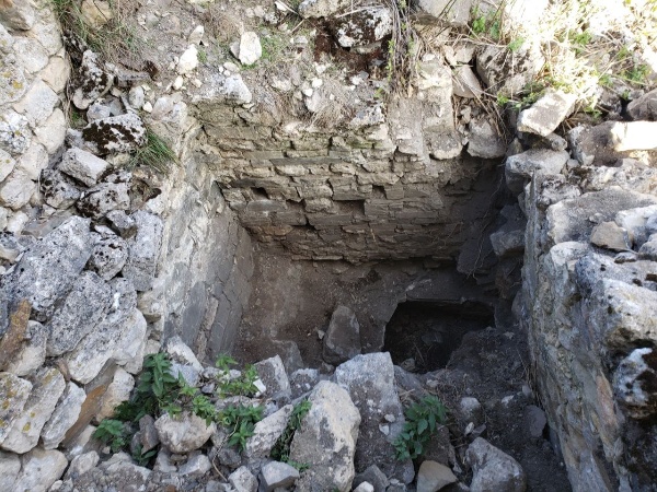 Любая исследовательская работа на старых зданиях - объектах культурного наследия, начинается в том числе с постановки строительных разведывательных шурфов,г позволяющих после их постановки оценить состояние конструкций объекта, находящихся под землей. Иногда глубина шурфов достигает нескольких метров. Например, при исследовании здания Эрмитажного театра в Петербурге, шурфы достигли отметки 7 метров в глубину, для чего пришлось устанавливать временные ограждающие конструкции, чтобы не осыпался грунт. 

При исследовании одного из башенных комплексов Ингушетии (на фото) глубина шурфов достигла отметки почти в 5 метров. Если кто-то до сих пор считает, что работа "АСМ Групп" исключительно офисная работа, так сказать "белые воротнички", то он глубоко ошибается, не понимая сколько труда в любых погодных условиях стоит правильно определить и поставить шурфы, наиболее полноценно раскрывающие исторические конструкции объекта, скрытые землей.