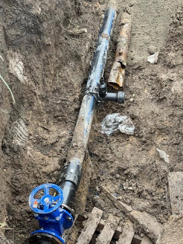 В Экажево заменили старый водопровод.

В сельском поселении завершены работы по замене ветхого участка водопроводной сети на улице Т. Экажева.

Что было сделано?
Специалисты провели демонтаж изношенных труб, часто становившихся причиной протечек, и проложили новые современные коммуникации.

Протяженность участка — 300 метров.

Результат:
Улучшится напор воды в домах жителей улицы. Снизится количество аварийных отключений на данной линии. Повысится качество водоснабжения для десятков семей.