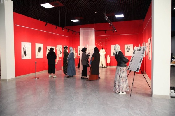 В Государственной выставочной галерее в Сунже открылась выставка «Сон у реки времени».

Экспозиция представлена работами художниц из Кабардино-Балкарии Мадины Саральп и Разият Газаевой.

В церемонии открытия приняли участие представители Министерства культуры и туризма Ингушетии, деятели искусства, писатели и руководители культурных учреждений.

В экспозиции представлены фотографические постеры, авторская роспись по ткани, стилизованные куклы и манекены в национальных костюмах, а также изделия из керамики и металла.

Посетить экспозицию можно до 10 мая. 