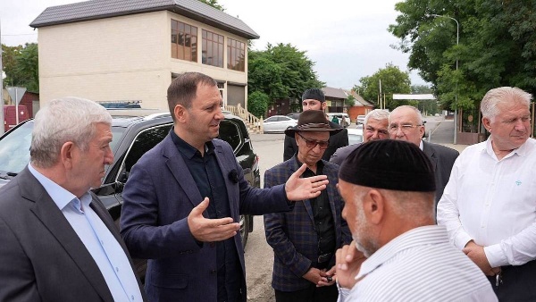 В селе Троицком продолжается ремонт Дома культуры.

В сельском поселении Троицкое Ингушетии продолжается масштабный ремонт Дома культуры. Готовность объекта составляет около 80%: обновлены система отопления, смонтированы вентиляция и видеонаблюдение, отремонтированы стены и полы.

В ходе осмотра определён ряд дополнительных задач — благоустройство территории у пристройки и замена кровли. После завершения работ учреждение должно стать современным пространством для проведения культурных мероприятий, работы кружков и занятий детей.

Модернизация учреждений культуры в сельских поселениях имеет важное социальное значение, способствуя сохранению традиций и развитию сельских территорий.