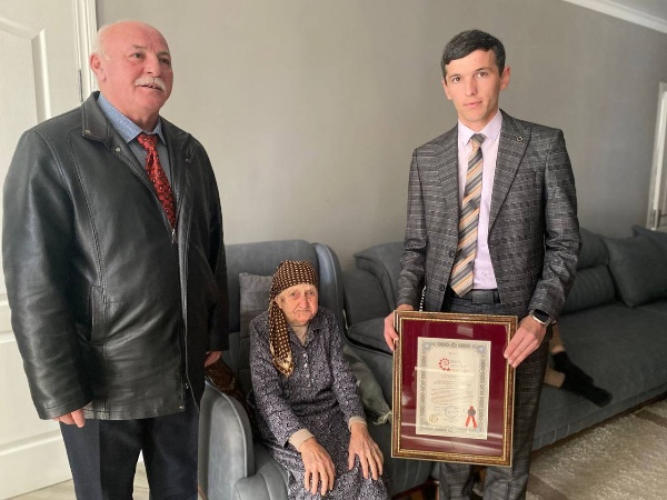 В Сурх- Дигоре сегодня вручили долгожителям села сертификаты  Книги рекордов России и единовременные выплаты от главы республики. 

5 июля Сурх-Дигора попала в Книгу рекордов России за "Наибольшее количество одновременно живущих долгожителей в одном селе в России", став единственным селом в России, которое трижды внесено в реестр достижений.

Инициатором  занесения долгожителей Сурх-Дигоры в Книгу рекордов России и единовременных выплат от главы республики стал заместитель главы Сурх-Дигорского сельского поселения Олег Марзоев.