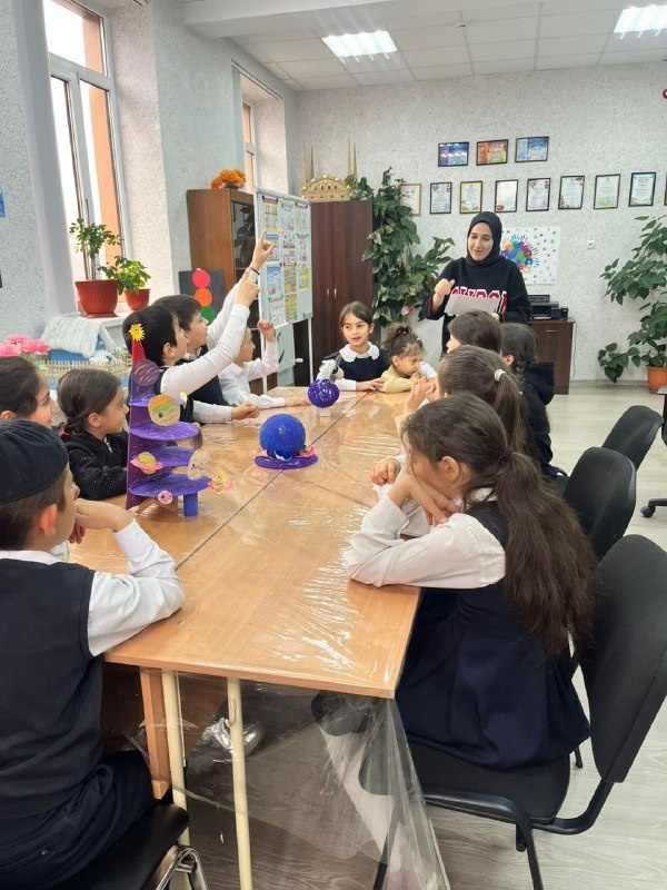 В Доме культуры с. п. Ляжги состоялась увлекательная игровая программа «Покорители космоса».

Под руководством художественного руководителя Газдиевой Макки Руслановны ребята отправились в захватывающее космическое путешествие: выполняли задания, проверяли свою смекалку и командный дух, узнавали новое о покорении космических просторов.

Особой частью программы стала познавательная викторина на тему космоса — дети с энтузиазмом отвечали на вопросы, демонстрируя свои знания о планетах, звёздах и знаменитых космонавтах. Самые активные участники получили памятные сувениры, что добавило мероприятию ещё больше радости и азарта.