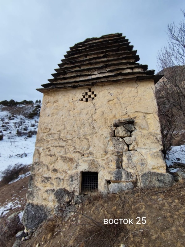 Сотрудники музея-заповедника провели мониторинг склеповых сооружений башенного комплекса «Эгикал», которые сохранили значительную часть своего первоначального объема. Эти сооружения находятся в западной части комплекса, на склоне горы.

