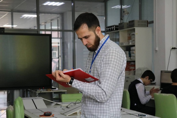 В Назрановском районе прошёл чемпионат по программируемой электронике «Электрон-2026».

На базе детского технопарка «Кванториум» состоялся республиканский чемпионат, объединивший школьников 6–11 классов.

Участники выполняли практические задания по радиоэлектронике и программируемым системам на базе Arduino: собирали электронные схемы, разрабатывали «умные» устройства — от датчиков освещения до систем климат-контроля и кодовых замков.

Отдельной номинацией стала «Пайка», где оценивались точность, качество и аккуратность выполнения работ. 

Проведение таких мероприятий позволяет школьникам развивать инженерные навыки и интерес к современным технологиям.