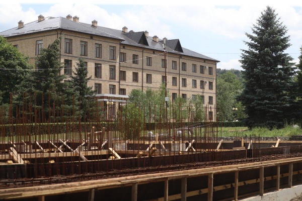 В селе Сурхахи Назрановского района полным ходом идет реконструкция Дома ветеранов. 

Старое здание, построенное в 1992 году, будет полностью демонтировано, а на его месте появится современный трехэтажный корпус площадью 1590 кв. м. 

Новый корпус сможет принять 50 постояльцев.

Сейчас уже завершены земляные работы, залита фундаментная плита и ведется возведение железобетонного каркаса. 

Чтобы ускорить строительство, планируется увеличить число рабочих бригад и перейти на двухсменный режим работы. 

Стоимость проекта превышает 263 миллиона рублей.  Завершить строительство планируется в июне следующего года.