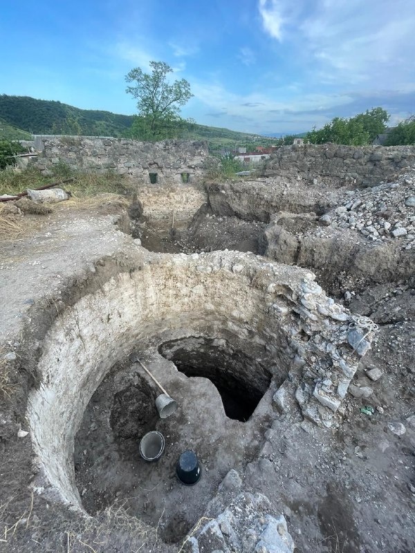 Исследования остатков Назрановской крепости, после расчистки двух каменных башен, выявили различные исторические конструкции, в том числе - конструкции уникальных винтовых, разрушенных временем и людьми лестниц, находящихся в центре каждой башни. Выявление "АСМ Групп" именно этих конструкций, позволяет аргументированно говорить о строительстве существующей крепости в 1843 году. Кроме того, выявлены основания еще двух оборонительных башен.

Партнеры проекта - Благотворительные фонды "САФМАР" и "Возрождение".