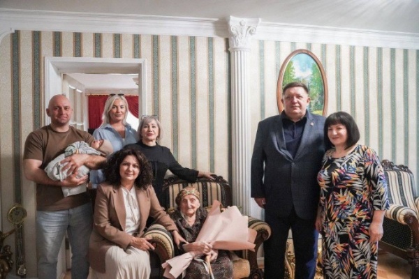 Одна из старейших жительниц Владикавказа Соня Козаева отмечает сегодня 100-летие.

От имени главы города Вячеслава Мильдзихова юбиляра пришли поздравить заместитель главы АМС г. Владикавказа Мадина Ходова и руководитель администрации внутригородских Северо-Западного и Затеречного районов Игорь Шаталов. Они преподнесли Соне Сочиноевне поздравительный адрес, корзину с фруктами и букет цветов.

Секрет долголетия, по словам Сони Казаевой, прост. «Нужно любить жизнь, семью и труд», - говорит юбиляр.