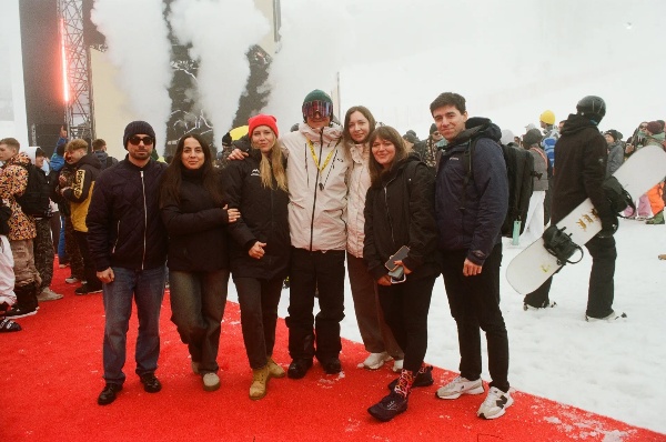 «Роза Хутор» и Кавказ.рф объединят усилия в подготовке уникальных специалистов для горнолыжной отрасли страны.

Всесезонный курорт «Роза Хутор» и государственная корпорация Кавказ.РФ приступают к разработке концепции системы обучения специалистов редких «горных» профессий — лавинщиков, оснежителей, ратракистов, — на базе образовательных учреждений Северного Кавказа. Сегодня в России этих специалистов не учат. Старт совместной работе дал визит делегации Кавказ.РФ на «Роза Хутор» для знакомства с моделью работы курорта, управленческими и кадровыми подходами.

В составе делегации Кавказ.РФ в Сочи прибыли 25 специалистов по эксплуатации, информационным технологиям, маркетингу и финансам, представители топ-менеджмента. В течение недели гости работали с профильными командами «Роза Хутор» и знакомились с функционированием инфраструктуры курорта: канатных дорог, снегоуплотнительных машин — ратраков, службы спасателей, систем оснежения и лавинной безопасности, горнолыжных сервисов.

«Роза Хутор» представил коллегам собственные управленческие и цифровые решения: подходы к управлению туристическими потоками, событийному менеджменту, продвижению, совершенствованию нормативной базы, особенностям развития туризма на особо охраняемых природных территориях. Отдельное внимание было уделено цифровым технологиям и применению искусственного интеллекта в работе горного курорта — в частности, разработанной департаментом цифрового развития «Роза Хутор» системе прогнозирования загруженности канатных дорог. Она прогнозирует загрузку с точностью до 85%, помогая оптимально распределять потоки гостей и улучшать качество сервиса.

«Вижу большой потенциал в нашем сотрудничестве — это не только помогает нашим командам взглянуть на привычное под другим углом, но и формирует культуру горнолыжной отрасли страны в целом. «Роза Хутор» — лидер по масштабу эксплуатации и количеству туристов. Наш «Эльбрус» уникален с точки зрения высот, на которых строим и работаем, культурного наследия, плюс мы активно строим горнолыжные локации с нуля — «Мамисон», «Ведучи». Стажировка команды на «Роза Хутор» — часть большой программы Кавказ.РФ по взращиванию специалистов и мотивации команды, без обмена опытом не будет роста», — отметил генеральный директор Кавказ.РФ Андрей Юмшанов.

 Отдельным блоком работы стала подготовка кадров. Зимой на трассах «Роза Хутор» ежедневно катаются 5-6 тысяч лыжников и сноубордистов, на «Эльбрусе» — 3-5 тысяч. Комфорт и безопасность райдеров обеспечивают профессионалы редких «горных» специальностей — лавинщики, спасатели, метеорологи, оснежители, работники горнолыжных трасс, операторы снегоуплотнительных машин (ратракисты) и канатных дорог. В России специализированной системы подготовки кадров для горнолыжной индустрии пока нет. Их кропотливо подбирают из смежных областей и долго обучают внутри курортов. Например, чтобы подготовить специалиста-оснежителя, способного эффективно работать на курорте, требуется в среднем около двух лет практики на месте. Такой специалист должен хорошо разбираться в гидравлике, пневматике, автоматике, релейных схемах и двигателях, уметь проводить слесарную работу любой сложности.

Генеральный директор курорта «Роза Хутор» Константин Нестеров рассказал: совместно с командой Кавказ.РФ сделаны первые практические шаги к формированию системного подхода в подготовке кадров для отрасли.

«Готовится перечень профильных образовательных учреждений в регионах Северного Кавказа, включая Северную Осетию, Нальчик, Новочеркасск, другие территории, где идёт подготовка слесарных кадров и механиков. На базе этих учебных направлений можно обучать оснежителей, сотрудников служб снегоуплотнительных машин, канатных дорог. В конце апреля руководители этих учебных заведений будут приглашены к участию в Кавказском инвестиционном форуме. В рамках его деловой программы «Роза Хутор» и Кавказ.РФ планируют провести интерактивную встречу, посвященную адаптации образовательных программ под актуальные потребности горнолыжной индустрии. Дальше планируется разработка программ подготовки специалистов редких «горных» профессий с возможностью стажировок на курортах и заключения ученических договоров», — прокомментировал Константин Нестеров.

По итогам визита представителей корпорации Кавказ.РФ на курорт «Роза Хутор» достигнута договоренность о регулярных контактах и дальнейшем обмене опытом. Стороны уверены: такое взаимодействие будет способствовать развитию отрасли горного туризма в России.