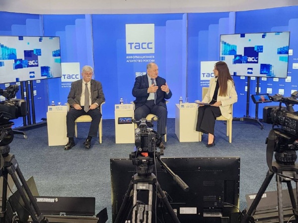 В региональном информационном центре «ТАСС Кавказ» проходит пресс-конференция, посвящённая дальнейшему развитию Пятигорского госуниверситета и 20-летию ИМО ПГУ.

Ректор ПГУ Александр Павлович Горбунов, а также директор ИМО ПГУ Виктор Николаевич Панин расскажут о ключевых достижениях как вуза в целом, так и Института, актуальных направлениях подготовки специалистов-международников, а также о развитии международного сотрудничества и партнёрской сети университета.