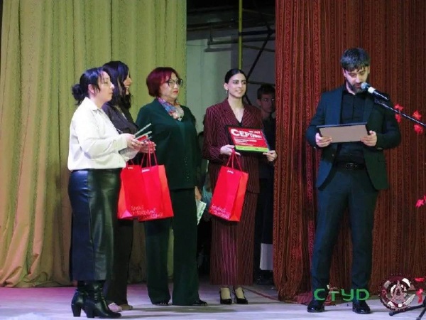 6 студентов ПГУ, а также преподаватель кафедры словесности и педагогических технологий филологического образования ИПРиМ Парсегян Нина Минасовна стали победителем грантового конкурса «Альфа-Будущее.Гранты».

Торжественная церемония награждения прошла на прошлой неделе при участии представителя АО «Альфа-Банка» Тимура Сосланбековича Пшунова.

Событие стало частью «Альфа-Будущего» – образовательной платформы, цель которой развитие талантливой молодёжи и преподавателей, улучшение инфраструктуры учебных заведений и внедрение передовых образовательных технологий. 

Платформа объединяет более 3 млн студентов и 300 вузов по всей стране. «Альфа-Будущее» – это гранты и стипендии, всероссийские хакатоны, магистратуры, кафедры и международные школы.