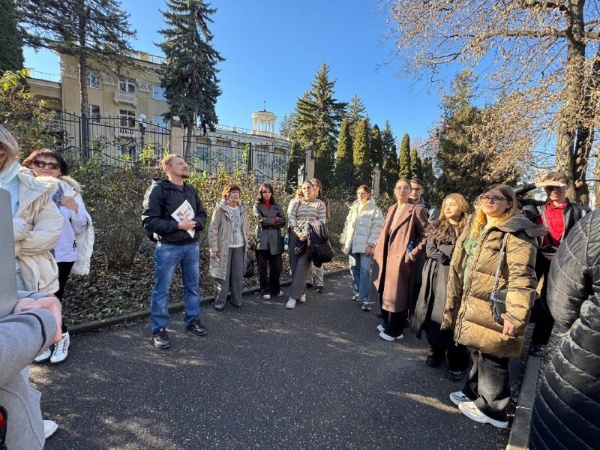 Фестиваль «Дни немецкого языка и культуры российских немцев в Пятигорске 2024» завершил свою работу.

В этом году мероприятия фестиваля были объединены общей темой киноискусства. Заключительный блок фестиваля включил методические и творческие мастер-классы, квизы, посещение музейной экспозиции выставочного центра «Россия-моя история». 

В рамках мастер-класса по видеоискусству студенты ИРГЯИГТ встретились с Ниной Жихаревой – выпускницей ФГБОУ ВО «ПГУ», фотохудожником, портретистом, членом ассоциации фотографов EURASIA, победителем международных конкурсов. 

Завершилась работа фестиваля интерактивной экскурсией по местами киносъемок на территории КМВ.