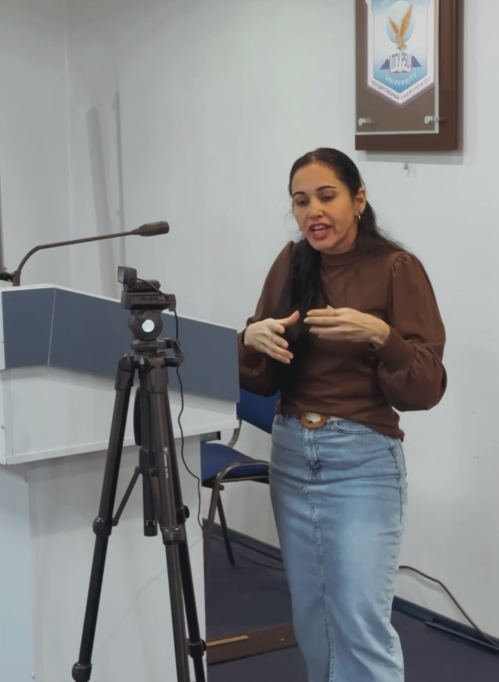 В ПГУ состоялась открытая лекция на испанском языке приглашённого преподавателя Университета Камагуэя (Республика Куба) Марикармен Гомес Вильяфаньи.

Темой встречи стало одно из ключевых явлений мировой истории – «Завоевание и колонизация: испанский язык как культурное наследие Америки». 

Гости и студенты познакомились с разными историческими взглядами на открытие Америки Колумбом, обсудили культурное наследие европейских завоевателей и уникальное переплетение индейских, европейских и африканских традиций. Особое внимание было уделено тому, как испанский язык распространился на завоёванных территориях и стал одним из важнейших элементов культурной идентичности Латинской Америки.