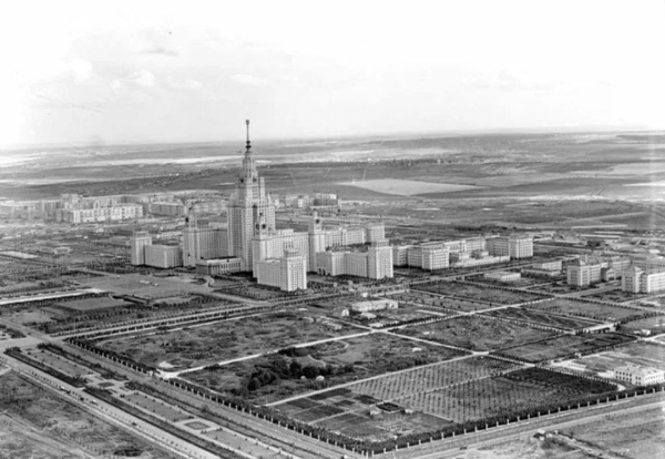 Уже исторические фотографии Московского государственного университета на Воробьевых горах в момент строительства и сразу после его окончания. А сегодня с участием "АСМ Групп" уже проходит его реставрация как объекта культурного наследия.