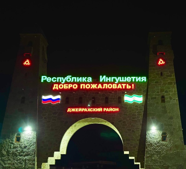 В селе Джейрах Ингушетии полным ходом идет реализация проекта комплексного обновления общественного пространства, направленного на создание комфортных условий для жителей и гостей региона. Облагораживаются пешеходные зоны, благоустраиваются зеленые насаждения, создаются условия для активного отдыха и занятий спортом. Завершение всех запланированных работ ожидается до конца октября 2025 года, что позволит значительно повысить качество городской среды и укрепить социальную инфраструктуру населенного пункта.

Создание привлекательных и функциональных зон для досуга является важным вкладом в развитие территорий и повышение уровня удовлетворенности населения условиями проживания. Подобные проекты способствуют формированию благоприятной атмосферы, улучшению экологии и эстетики населенных пунктов, делая жизнь людей более комфортной и безопасной.