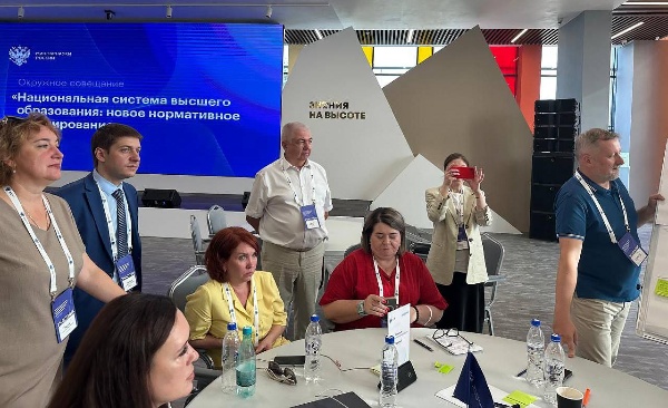 Ректор ПГУ Александр Павлович Горбунов и проректор по академической политике, контролю качества образования и информатизации Юрий Юрьевич Гранкин приняли участие в окружном совещании «Национальная система высшего образования: новое нормативное регулирование».  

Ключевой целью мероприятия, организованного Министерством науки и высшего образования РФ, стало обсуждение организационных условий перехода вузов на новую модель высшего образования, соответствующую современным вызовам и стратегическим задачам развития страны.  