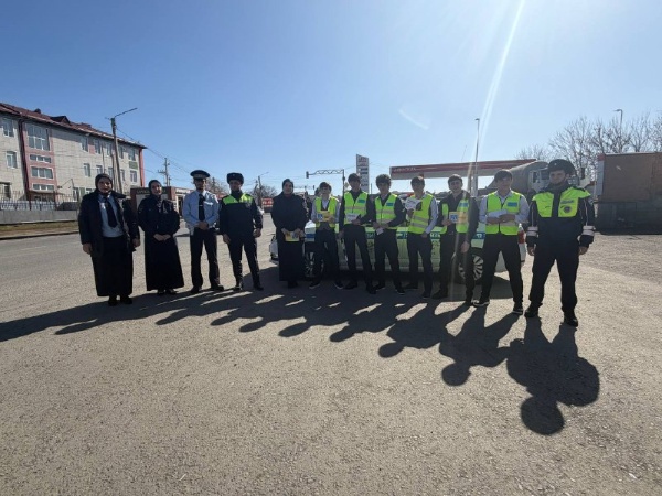 A preventative action, "Driver, Let Pedestrians Pass," was held in Nazran.

State Traffic Inspectorate officers of the Ministry of Internal Affairs for the Republic of Ingushetia, together with traffic police officers from the Nazran Department of Internal Affairs of Russia and the Young Traffic Inspectorate team from School No. 11, conducted a preventative event aimed at improving road safety.

During the event, drivers were reminded of the need to yield to pedestrians at uncontrolled crossings, keep their distance, and be attentive on the road.

Road users were also given leaflets with basic safety rules and a reminder of their responsibility for the lives and health of pedestrians.