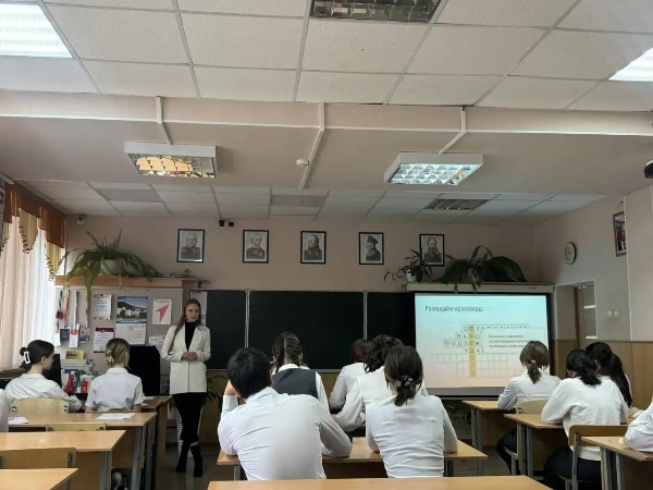 Прошёл университетский этап Всероссийского конкурса «Учитель года России» в номинации «Шаг в профессию»!

Студенты ПГУ проверили открытые уроки на базе МБОУ СОШ № 5 г. Пятигорска. Участники представили разнообразные темы, демонстрируя свои педагогические навыки:

Мураткова Алия Азаматовна (ВШДА) провела урок ИЗО в 8 классе: «170 лет русского художника М.А. Врубеля»;
Аракелян Анна Артуровна (ИИЯМТ) представила урок английского языка в 6 классе: «Our School Code: Creating the Perfect School»;
Промоторова Екатерина Дмитриевна (ИПРИМ) провела урок русского языка в 8 классе: «Простые и составные предлоги»;
Гаврилина София Николаевна (ИРГЯИГТ) продемонстрировала урок английского языка в 8 классе: «Technology and Our Modern World»;
Малофеев Никита Алексеевич (ВШУ) представил урок истории в 11 классе: «Россия сегодня». 