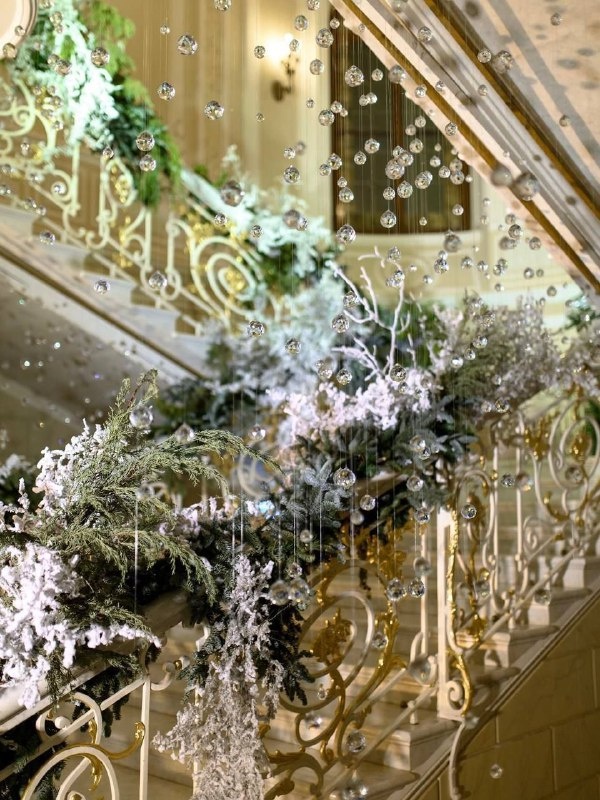 Особняк Мясникова на улице Восстания, 45 в Петербурге, отреставрированный по проекту "АСМ" полностью украшен и подготовлен к новогодним праздникам.