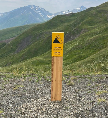 Знак «Осторожно! Крутой склон»