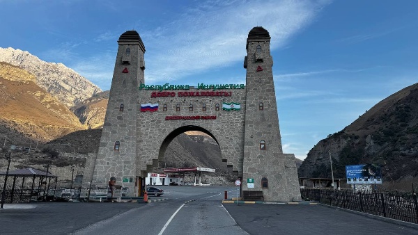 Программа «Формирование современной городской среды на территории Республики Ингушетия на 2018–2030 годы» направлена на улучшение качества жизни населения и сохранение уникальности региона. Одним из ключевых проектов является благоустройство улицы Льянова возле пограничного поста «Фуртоуг».

Работы включают укладку прочной и эстетичной тротуарной плитки, установку удобных беседок для отдыха, озеленение территории деревьями и кустарниками, а также монтаж современного уличного освещения. Эти меры создают комфортные условия для прогулок и способствуют повышению уровня экологической культуры среди местных жителей и туристов.

Благодаря данному проекту улица приобретает новый облик, становится привлекательной и безопасной в любое время суток, что способствует развитию туристической инфраструктуры и улучшению общего впечатления от посещения Ингушетии.