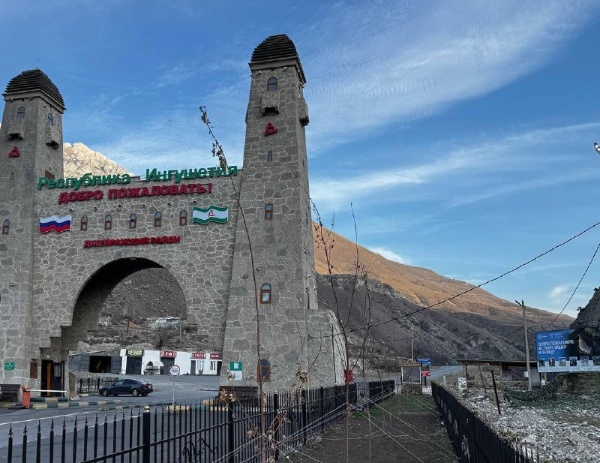 В Ингушетии приступили к созданию индустриального парка «Джейрах».

Проект реализуется на территории Джейрахского района на участке площадью 10,3 га. 
️
Здесь планируется развитие производств строительной и перерабатывающей направленности. В числе приоритетов — выпуск сухих строительных смесей на основе доломита, производство доломитовой муки для сельского хозяйства, минеральной ваты, декоративного камня, тротуарной плитки, розлив родниковой воды, а также щебня различных фракций и других инертных материалов.