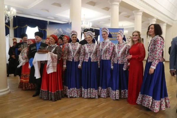 В Сунже во Дворце культуры прошел Межрегиональный фестиваль казачьей культуры. 

В мероприятии приняли участие Глава региона Махмуд-Али Калиматов, и. о. руководителя Межрегионального управления Федерального агентства по делам национальностей России Илья Гусев и атаман Терского войскового казачьего общества Антон Трушев.

Махмуд-Али Калиматов подчеркнул, что на ингушской земле веками переплетались судьбы ингушей, русских и казаков. Общая история, добрососедство и уважение друг к другу укрепляют межнациональное согласие.

Фестиваль проходит в год, объявленный Президентом России Годом единства народов России. Его участники прибыли из Крыма, Ставрополья и регионов Северного Кавказа.

Казачьи общества участвуют в охране общественного порядка, патриотическом воспитании молодёжи, допризывной подготовке и оказании гуманитарной помощи участникам специальной военной операции. 

Большую роль в сохранении традиций играет культурная деятельность, включая работу «Казачьего хора Ингушетии».