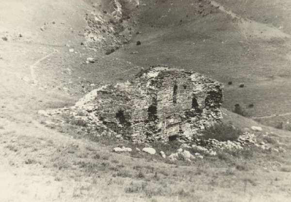 Институт археологии Российской Академии наук передал историкам "АСМ Групп" уникальные фотографии храма Алби-Ерды в горной Ингушетии 1975 года из экспедиции М.Б.Мужухоева.