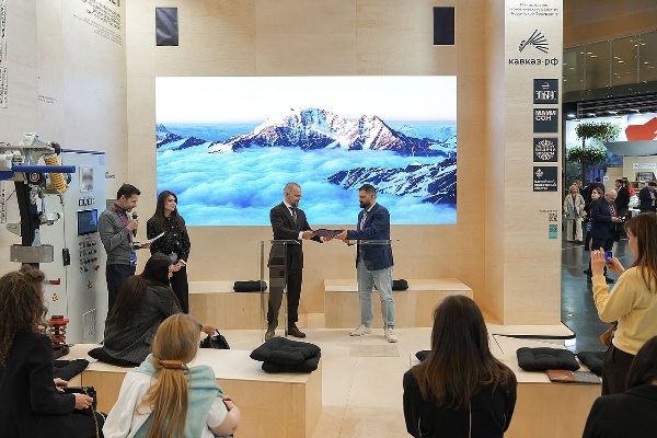 На Мамисоне осенью пройдет бизнес-интенсив для молодых предпринимателей.

Кавказ.РФ подписал соглашение о сотрудничестве с Росмолодежью. Его результатом станет форум молодых предпринимателей на курорте «Мамисон». Бизнес-интенсив планируется осенью, а в мае стартует прием заявок. Участвовать могут российские предприниматели в возрасте от 18 до 35 лет. Лучшие проекты получат инвестиционную и медийную поддержку.

Мероприятие в рамках молодежного дня КИФ представили заместитель гендиректора Кавказ.РФ Рустам Тапаев и директор Центра содействия молодым специалистам Дмитрий Литвин.

«Мы отберем 50 человек для интенсива на курорте «Мамисон», где погрузим в нашу работу, покажем инфраструктуру курорта, познакомим с нюансами создания горнолыжного кластера. Это не формат, где мы учим молодежь, как нужно вести бизнес, здесь планируется сотворчество, диалог. Главная задача, которую мы ставим  перед участниками – создавать проекты, которые будут давать стабильный  всесезонный турпоток. Свежий взгляд, цифровые компетенции, понимание новых трендов – все это выявляет скрытые точки роста, которые, не всегда видны с высоты опыта крупному бизнесу», - рассказал Рустам Тапаев.

Согласно концепции проекта, молодым предпринимателям предлагается два сценария участия – с позиции резидента особой экономической зоны (ОЭЗ) либо с позиции сотрудника, операционного лидера одного из направлений в Кавказ.РФ. В качестве объекта можно выбрать любой курорт Кавказ.РФ – «Эльбрус», «Мамисон» или «Ведучи».

В рамках этих треков перед командами ставятся пять ключевых задач: разработка всесезонной программы активностей на курорте, разработка цифровой платформы для туристов, создание концепции больших мероприятий для курорта, развитие инфраструктуры для семейного отдыха, разработка программы лояльности для постоянных гостей.

«Мы предлагаем не просто образовательный форум, а пятидневный «полевой» продуктовый интенсив. Команды погружаются в реальную среду курорта, проводят аудит на местах и за несколько дней собирают жизнеспособные бизнес-модели, готовые к внедрению и привлечению реального трафика», - пояснил Дмитрий Литвин.