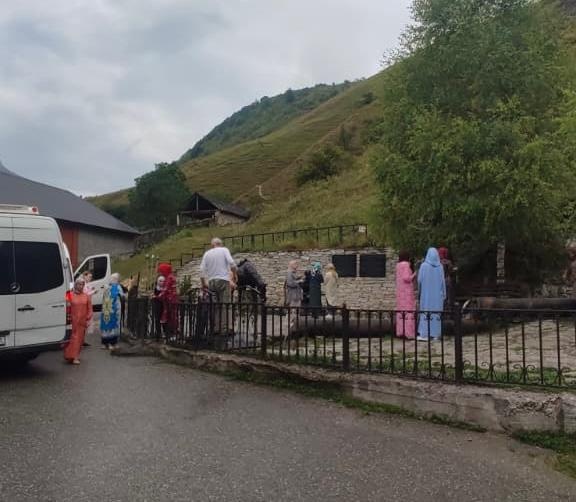09.08.2025 г. Состоялась поездка к башне Харачойской и памятнику Зелимхана Харачойскому. Экскурсионный маршрут включал посещение исторической башни Харачойской и памятника легендарному абреку Зелимхану Харачойскому. Башня, возведённая в традиционном кавказском архитектурном стиле, является памятником средневекового зодчества и символом стойкости местных жителей.

Поездка позволила участникам не только познакомиться с историческими фактами, но и прочувствовать атмосферу горной Чечни, прикоснувшись к живой истории региона.