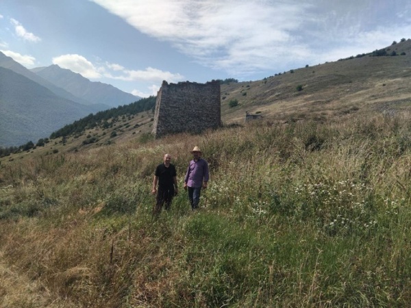 Acting Director of the Jeirakh-Assinsky Museum-Reserve Ahmedkhan Sampiyev together with the staff made a tour of the tower complex "Salgi".

The tower complex of Salgi (Salg) is a castle type on the crest of a mountain range at the beginning of the Salgin (Chulkhoy) gorge, on the right bank of the Chulkhi River. The exact date of construction of the tower complex Salgi is unknown – it is believed that it belongs to the late Middle Ages. The village occupies a strategically important position, closing the passage to the villages of the gorge along the lower path facing Georgia. Now there are 12 buildings, two military, ten residential towers with various stone extensions and defensive walls of the late Middle Ages. Most of the buildings are now in ruins.

According to legend, Salgi was built by immigrants from the village of Magote, located nearby on a mountain range. In the late Middle Ages, Salgi was the administrative, political and cultural center of the Chulkhoy Gorge. He was famous for his high-quality blacksmiths and weapons (bows, crossbows, checkers), connoisseurs of traditional medicine and natural phenomena, wise priests and priests (for example, Maha Dzaurov is known), brave warriors-riders. On the southern side of the village of Salgi, on the mountain slope, local residents until the middle of the XIX century actively mined nitrate, which was used for the preparation of different grade gunpowder. Along with samples of hand flint firearms, gunpowder was skillfully made by skilled craftsmen of the Salgi village. Blacksmiths worked in the village, women weaved canvases, pottery flourished (the results of archaeological excavations are evidence of this).

There were on the territory of the village and priests conducting ceremonies in the local sanctuaries, and healers who treated their fellow tribesmen from many ailments, medicinal herbs that were collected in spring and summer in the surrounding meadows.

The castle complex of Magote, located on the top of Zagal-Duk, located 1,100 m southeast of Salga, is territorially connected with this aul. By the way, the villages constantly gave each other signals about the danger with the help of special towers, if such a need arose.

From a strategic point of view, the tower complex of Salga is ideally located, as mentioned above, it literally closes the entrance to the Chulkhoi Canyon, which is otherwise called the Salgin Gorge.

Based on the results of the work, acts of the technical condition of the facilities will be drawn up and sent to higher organizations.