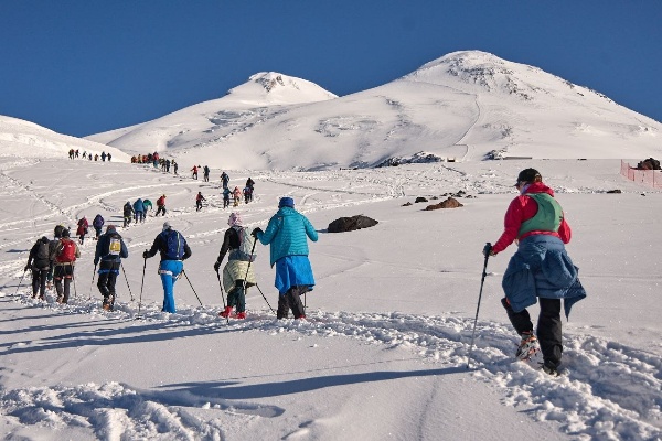 Со 2 по 8 мая на «Эльбрусе» пройдёт фестиваль Red Fox Elbrus Race 2026, 17-й по счёту. 

3 мая состоится индивидуальная гонка по ски-альпинизму. Этот вид спорта дебютировал на Зимней Олимпиаде 2026, где Никита Филиппов — постоянный участник Red Fox Elbrus Race — взял серебро в спринте. Забег на «Эльбрусе» станет заключительным этапом Кубка России и мощным итогом сезона для профессиональных спортсменов.

5 мая — гонка «вертикальный километр», с 2450 до 3450 м. Самый массовый забег фестиваля, этап Кубка России. Скайраннеры должны уложиться в 2 часа. 

7 мая — гонка «скай-марафон», забег на Западную вершину Эльбруса (5642 м). Пройдёт в двух версиях: с поляны Азау (2350 м) и с приюта «Бочки» (3750 м).

Среди участников — представители сборных, победители чемпионатов страны и этапов Кубка мира. Также в рамках общего зачёта могут участвовать спортсмены с любым опытом — во всех трёх стартах.