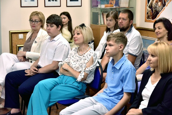 В ПГУ состоялось торжественное вручение свидетельств о получении первой профессии «Ассистент экскурсовода» школьникам. 

Благодаря работе с опытными наставниками-экскурсоводами, учащиеся смогли применить полученные знания на практике и сделать уверенный шаг в мир профессий.