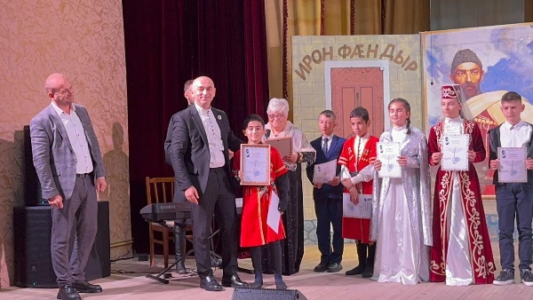 В рамках национального проекта «Семья» в РДК с. Чикола состоялось мероприятие «Ирон фандыр», посвященное 166-летию со дня рождения основоположника осетинской литературы Коста Левановича Хетагурова.

Центральным событием дня стал конкурс чтецов, в котором прозвучали бессмертные строки поэта, в каждую из которых участники вложили душу. Было очевидно, что для них это не просто состязание, а искренний, глубокий диалог с наследием великого земляка.

Оценивало выступления участников уважаемое жюри, в состав которого вошли истинные хранители осетинской культуры - работники сферы культуры и образования республики. 